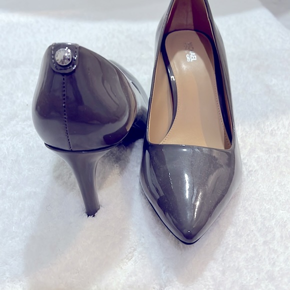Smoke Grey Michael Kors patent leather pumps. - Picture 2 of 3